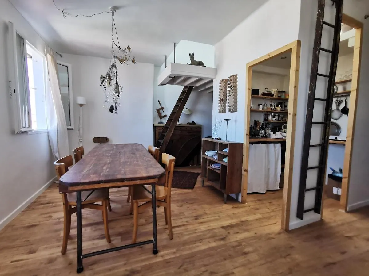 Apartment Ferienwohnung Le 5E Ciel : Un Nid Au Dessus De Marseilles